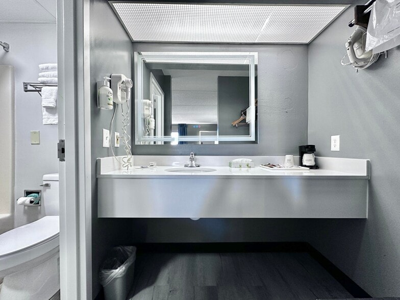 More Photos Of 2075 Highway 192 W, London Hotel For Sale