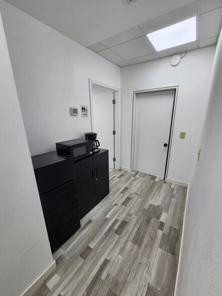 More Photos Of 747 N Washington Blvd, Sarasota Office For Lease
