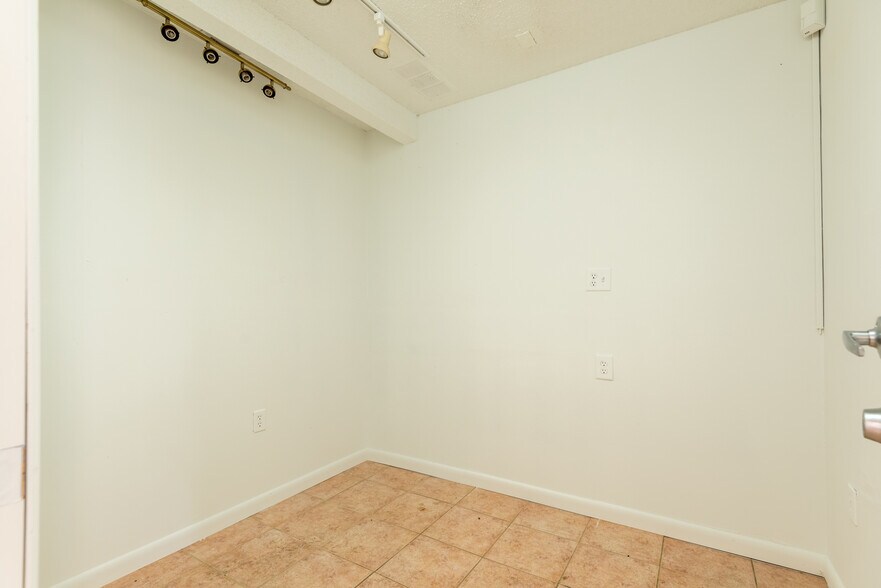 More Photos Of 800 E Melbourne Ave, Melbourne Storefront Retail Office For Lease
