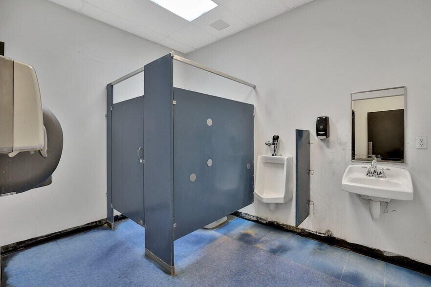 More Photos Of 16 Harrison Ave, Yonkers Warehouse For Lease