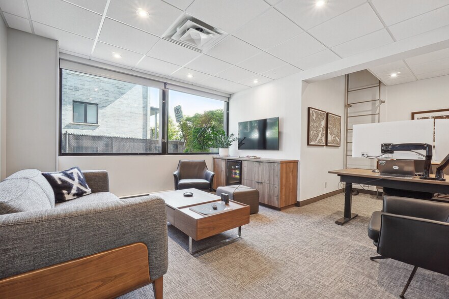 More Photos Of 2119 Rue Sainte-Hélène, Longueuil Office For Lease