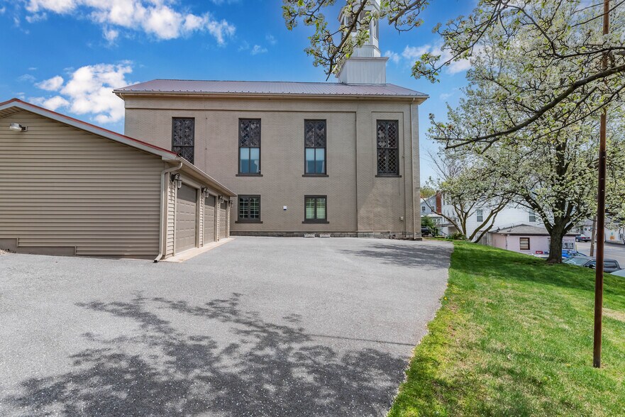 More Photos Of 4 Davis Aly, Loysville Specialty For Sale