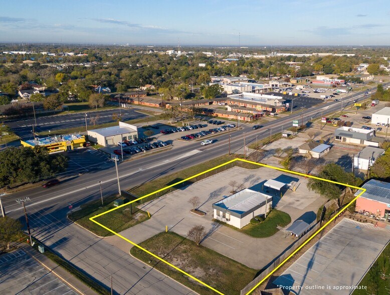 More Photos Of 1811 S Texas Ave, Bryan Freestanding For Sale