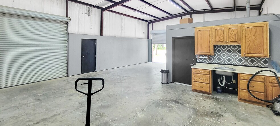 More Photos Of 340 Mechanic St, Tomball Light Distribution For Lease