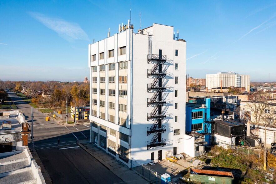 More Photos Of 13700 Woodward Ave, Highland Park Office For Sale
