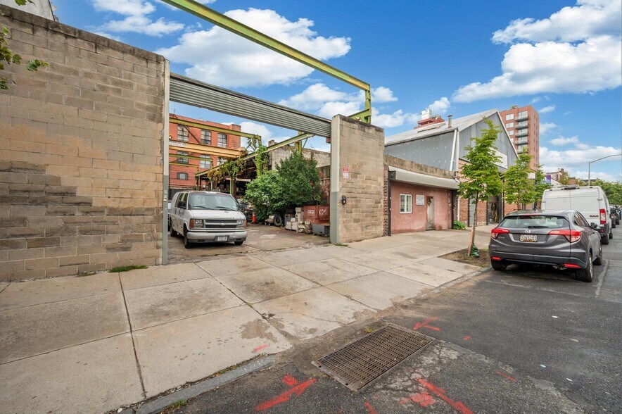 More Photos Of 305 Douglass St, Brooklyn Warehouse For Lease