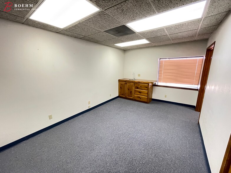 More Photos Of 204 -208 Cully Dr, Kerrville Office For Lease
