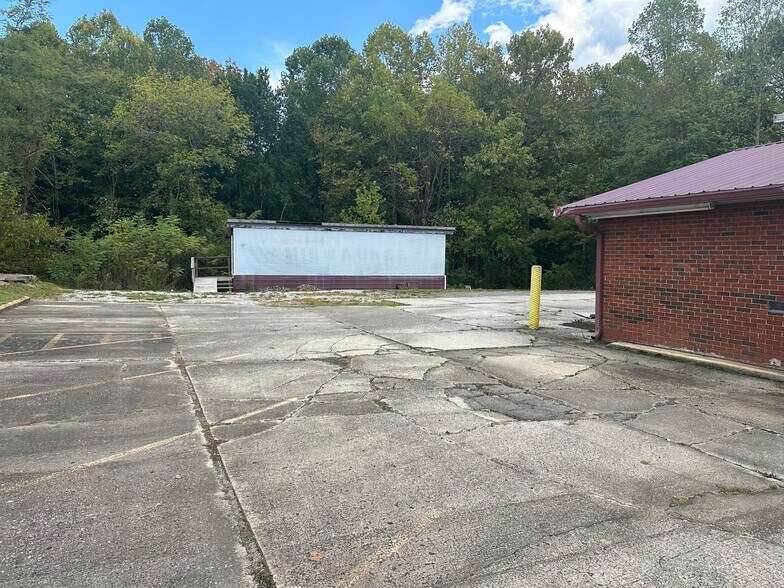 More Photos Of 740 US-27, Whitley City Light Distribution For Sale