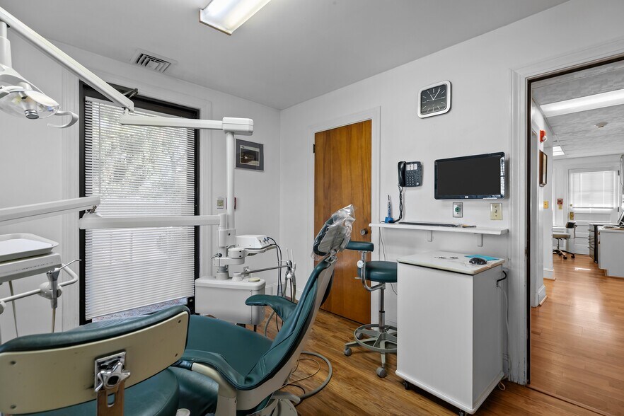 More Photos Of 74 Valley Rd, Middletown Office For Sale