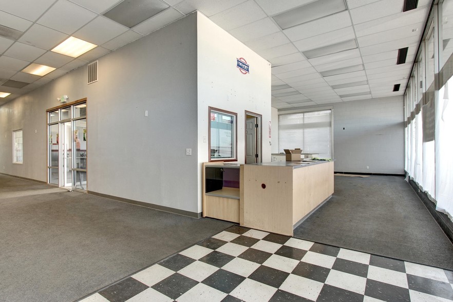 More Photos Of 2902-2908 W 10th St, Greeley General Retail For Lease