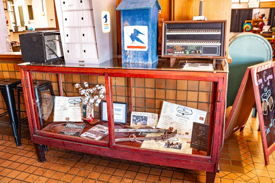 More Photos Of 302 S Magnolia St, Hearne Restaurant For Sale