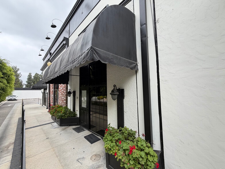 More Photos Of 19350 Business Center Dr, Northridge Storefront Retail Office For Lease