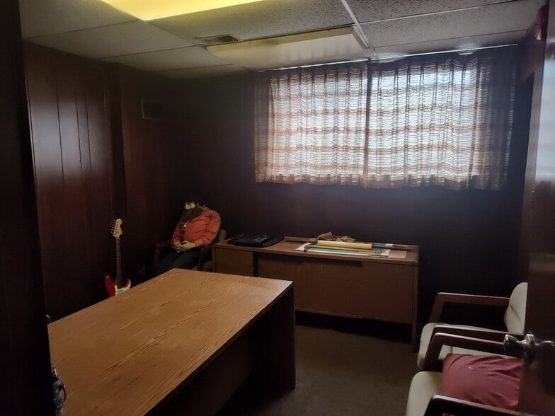 More Photos Of 71 W Walton Blvd, Pontiac Warehouse For Lease