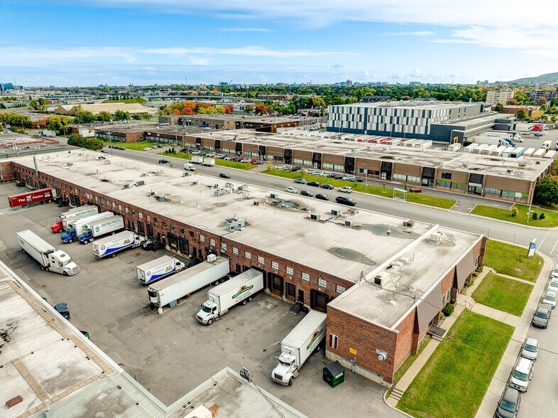 More Photos Of 295-341 Rue Benjamin-Hudon, Montréal Warehouse For Lease