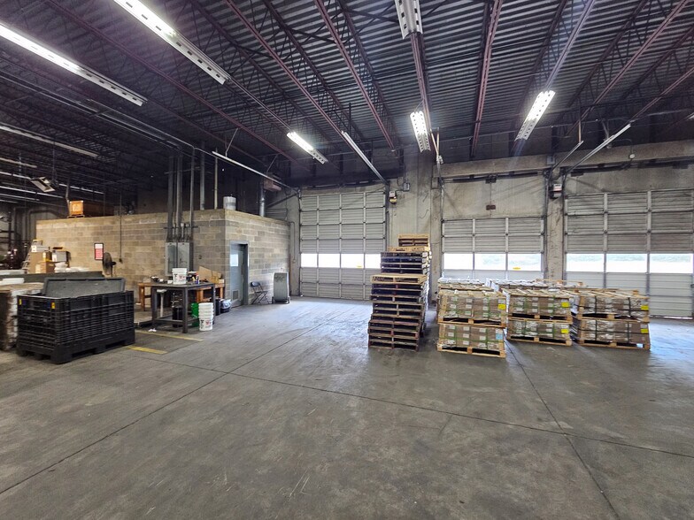 More Photos Of 144 Industrial Dr, Birmingham Flex For Lease