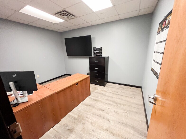 More Photos Of 3201 W Murphy St, Odessa Warehouse For Sale