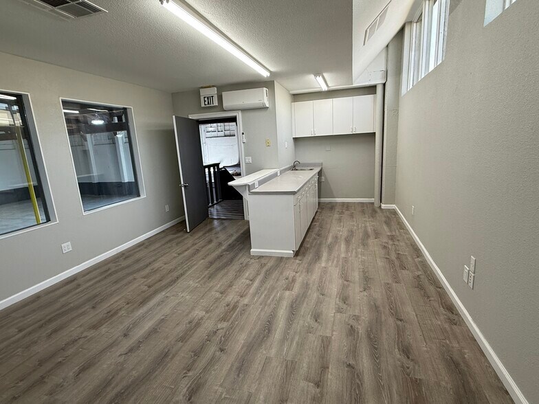 More Photos Of 875 N Stockton St, Lodi Warehouse For Lease