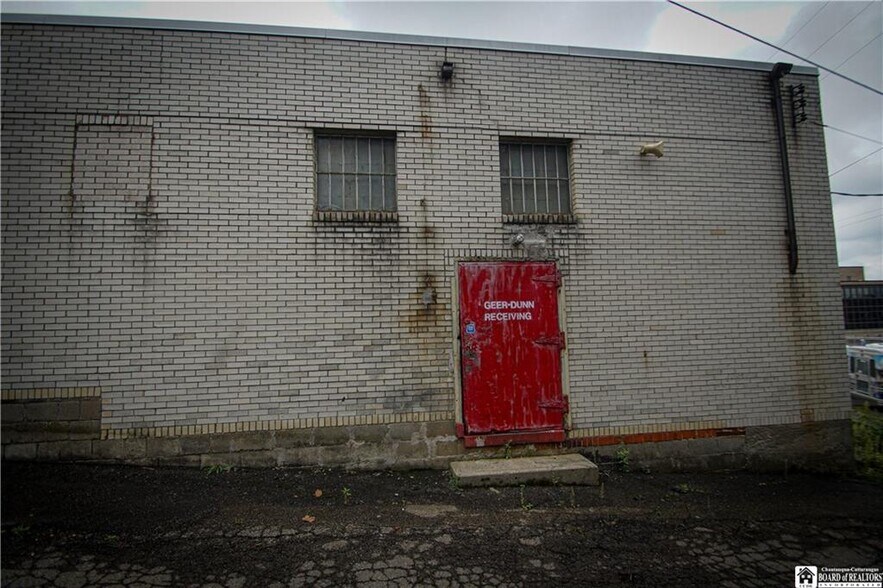 More Photos Of 309 Prendergast Ave, Jamestown Flex For Sale