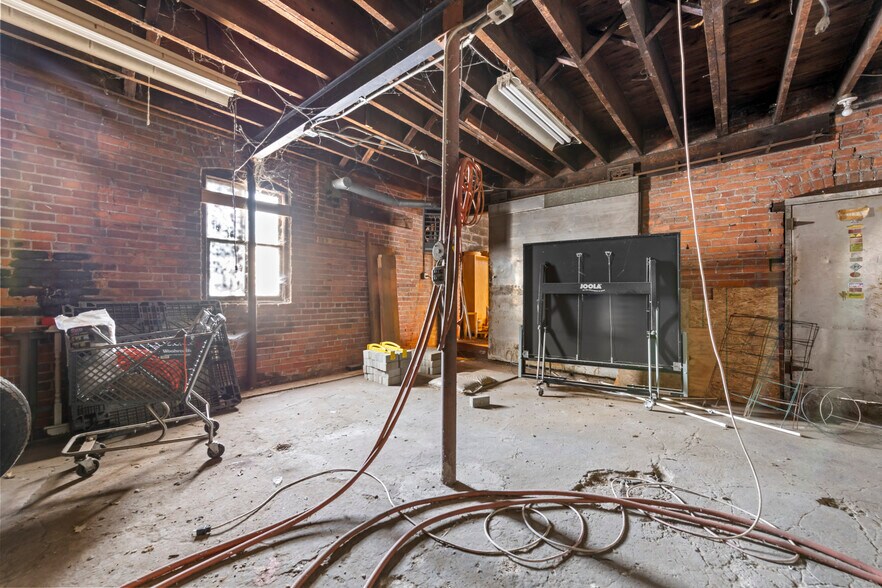More Photos Of 3003 E Grand Blvd, Detroit Showroom For Sale