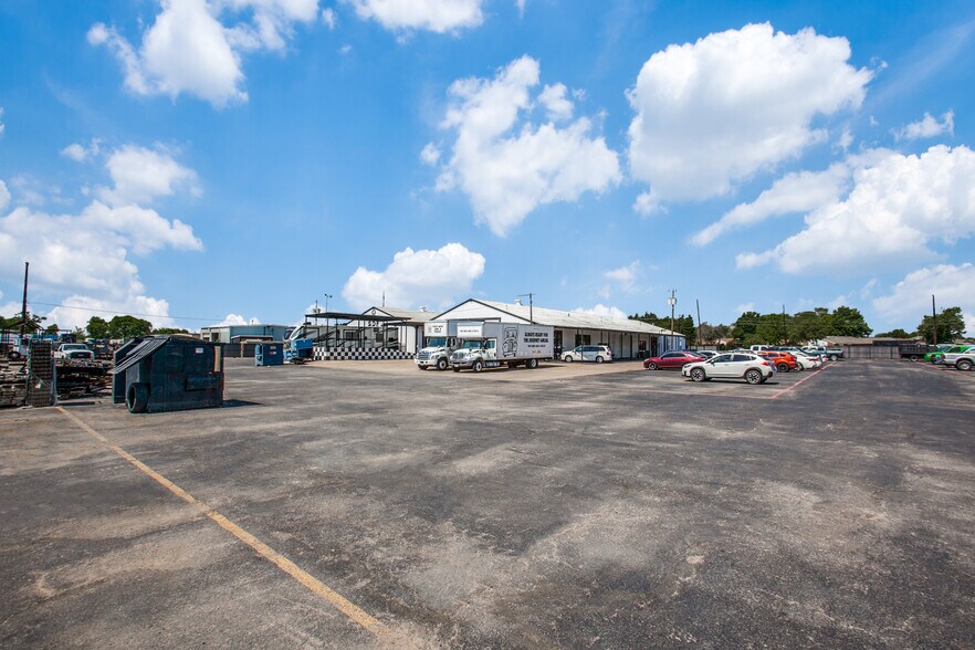 More Photos Of 1824 N 1st St, Garland Warehouse For Sale