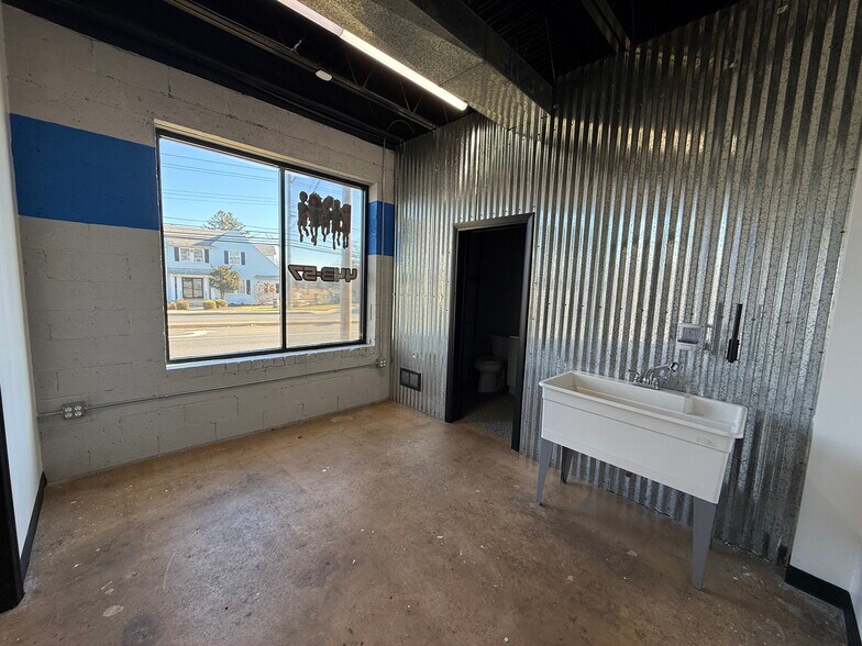 More Photos Of 5826 Ritchie Hwy, Baltimore Freestanding For Lease