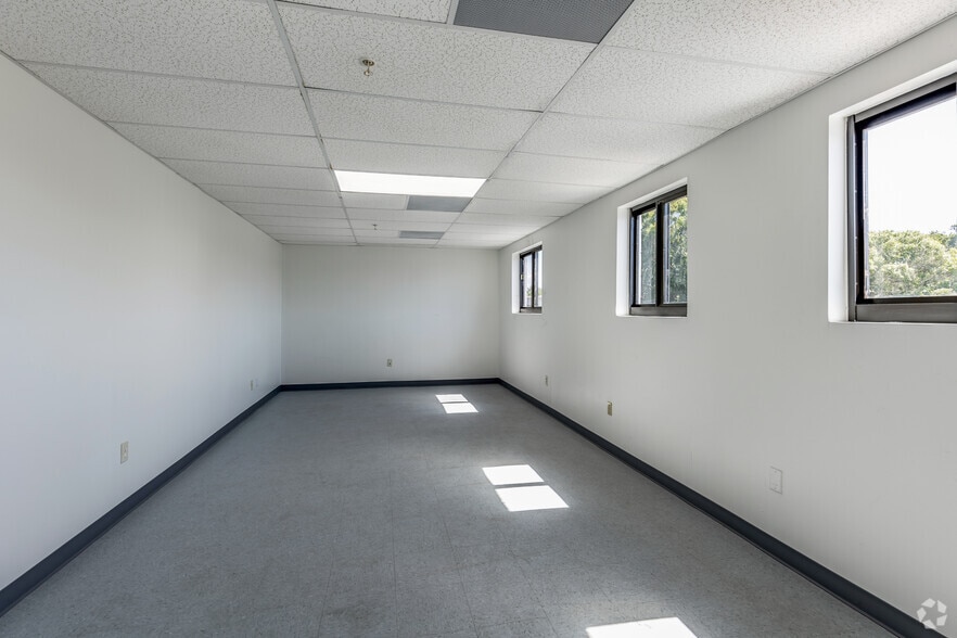 More Photos Of 2401 72nd St N, Saint Petersburg Manufacturing For Sale