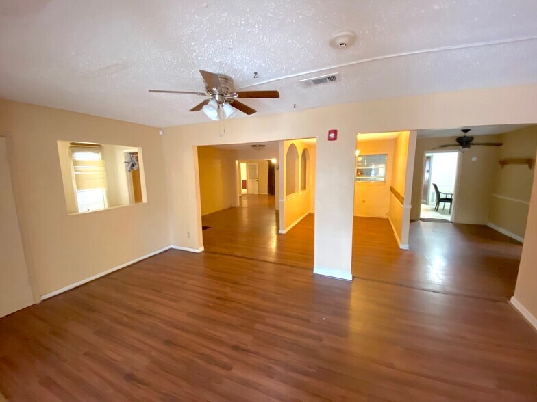 More Photos Of 15518 Silver Ridge Dr, Houston Specialty For Lease