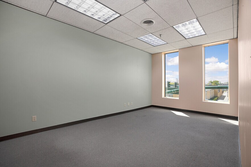 More Photos Of 600 S Main St, Elkhart Office For Lease