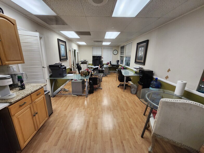 More Photos Of 960 W 17th St, Santa Ana Office For Sale