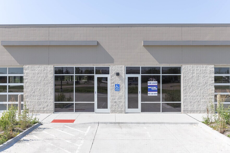 More Photos Of 10717 Virginia Plz, Papillion Showroom For Lease