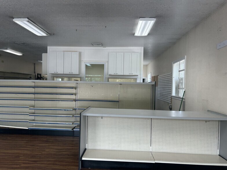 More Photos Of 1116 N Ferdon Blvd, Crestview Drugstore For Lease