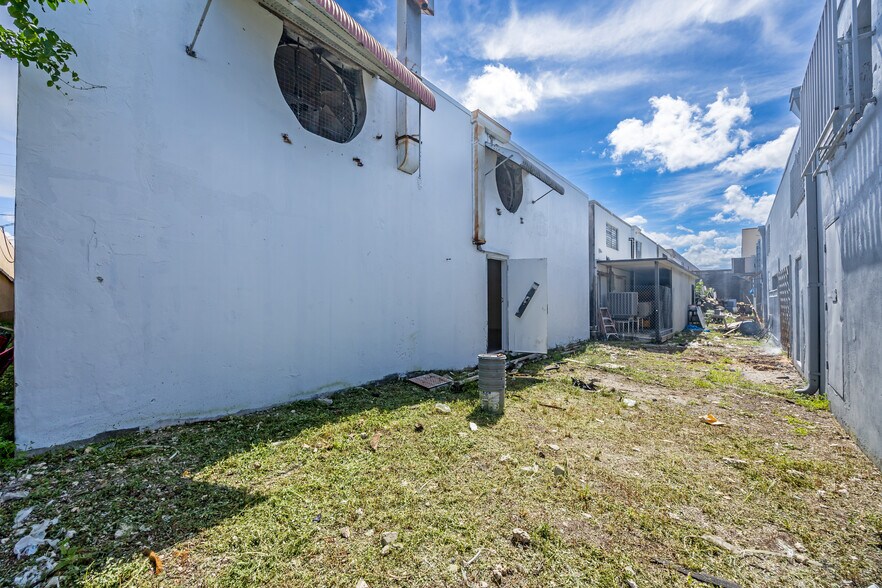 More Photos Of 683 W 26th St, Hialeah Service For Sale