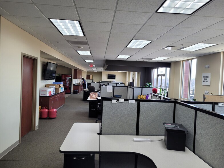 More Photos Of 5002 NE Lakewood Way, Lee's Summit Office For Lease