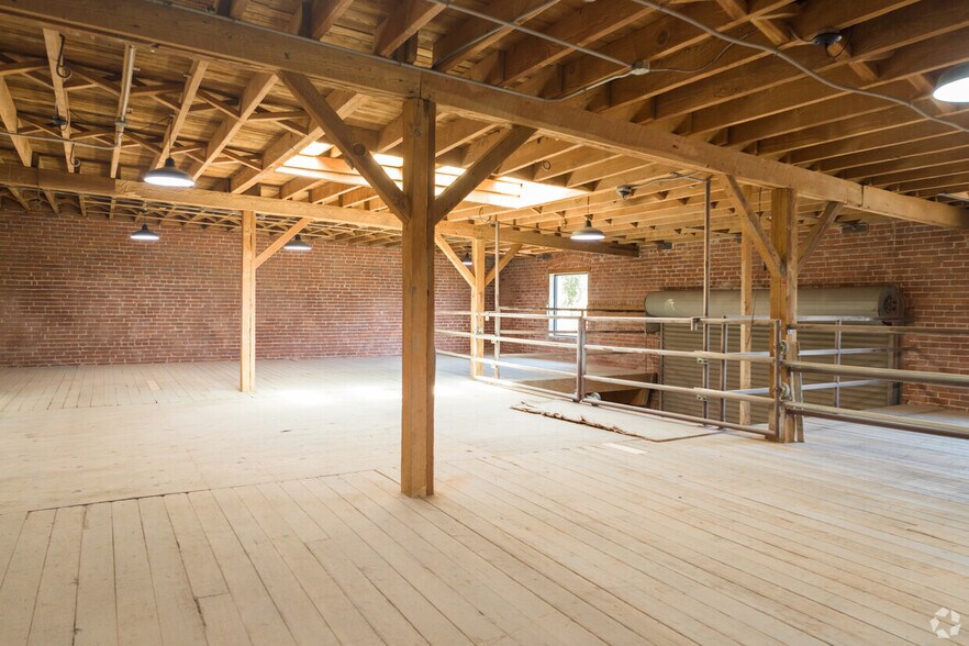 More Photos Of 1419 W 24th St, Los Angeles Warehouse For Sale