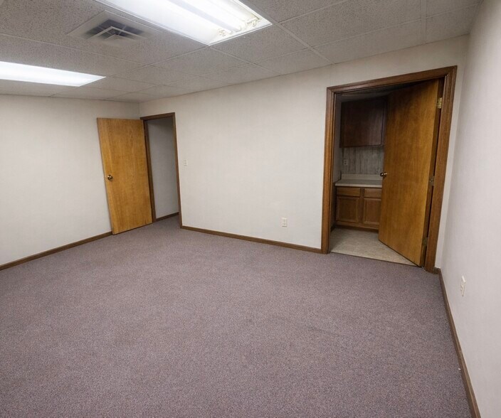 More Photos Of 4212 S Hocker Dr, Independence Office For Sale