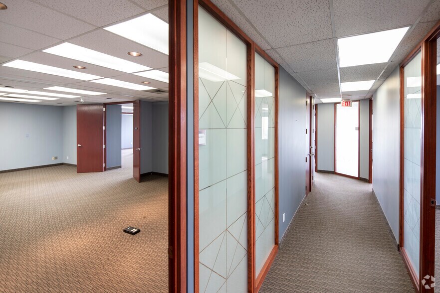 More Photos Of 700 Dorval Dr, Oakville Unknown For Lease