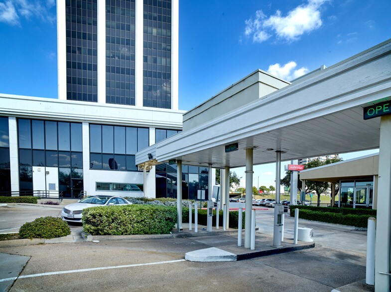 More Photos Of 1111 W Mockingbird Ln, Dallas Office For Lease