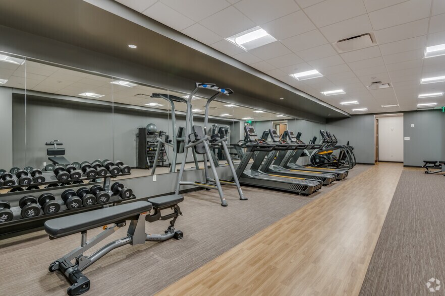 More Photos Of 17335 Golf Pkwy, Brookfield Office For Lease