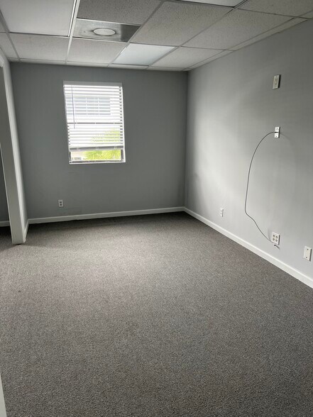 More Photos Of 106 Commerce Way, Jupiter Warehouse For Lease