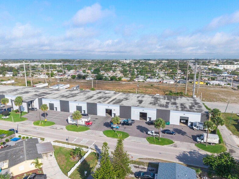 More Photos Of 1205-1421 Hill Ave, Mangonia Park Warehouse For Lease