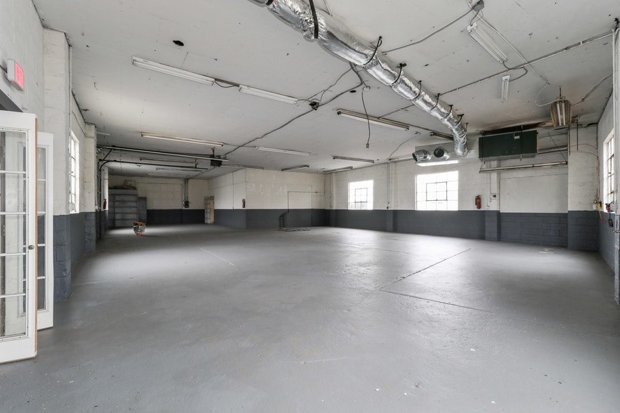 More Photos Of 1959 New York Ave, Huntington Station Auto Repair For Sale