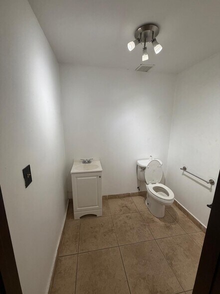 More Photos Of 3815 NW 125th St, Opa Locka Showroom For Lease