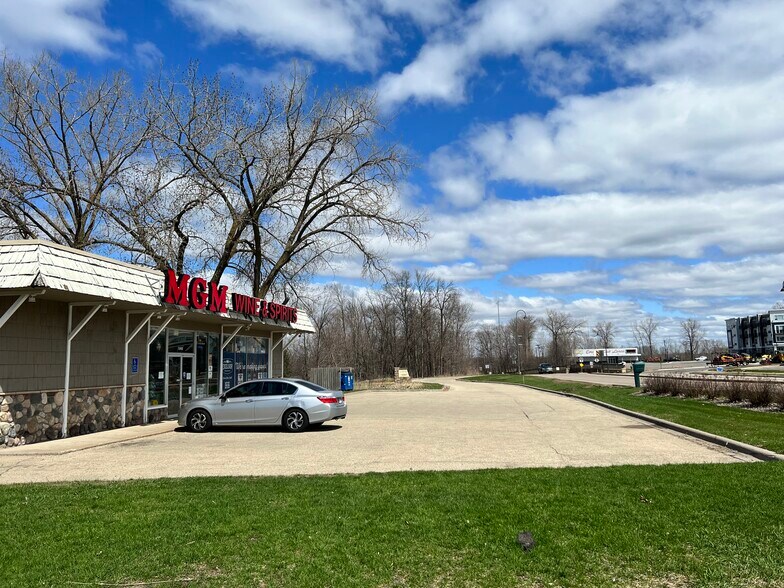 More Photos Of 5660 Manitou Rd, Shorewood Freestanding For Sale