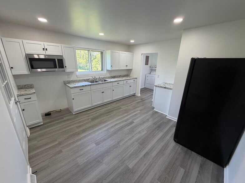 More Photos Of 911 Locust Dr, Richmond Flex For Sale