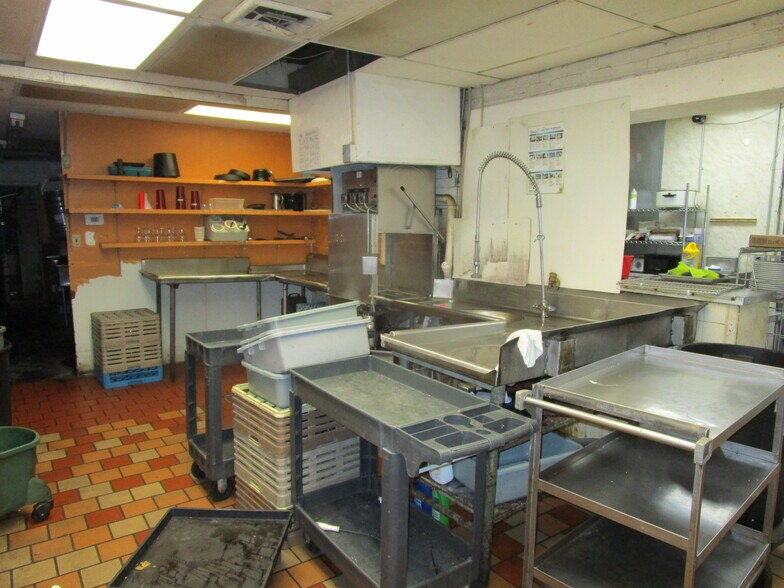 More Photos Of 1301 E Fulton St, Garden City Bar For Sale
