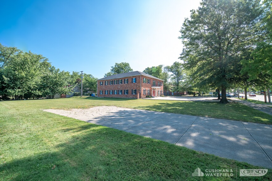 More Photos Of 5555 Mayfield Rd, Cleveland Office For Sale