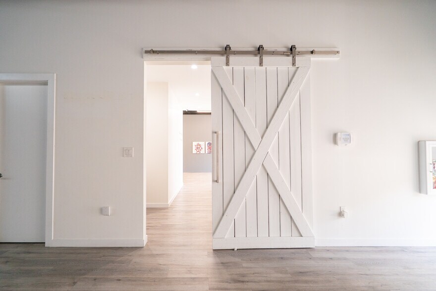 More Photos Of 326 NE 61st St, Miami Storefront Retail Office For Lease