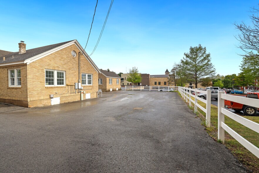 More Photos Of 355 N College Ave, Fayetteville Office Residential For Lease