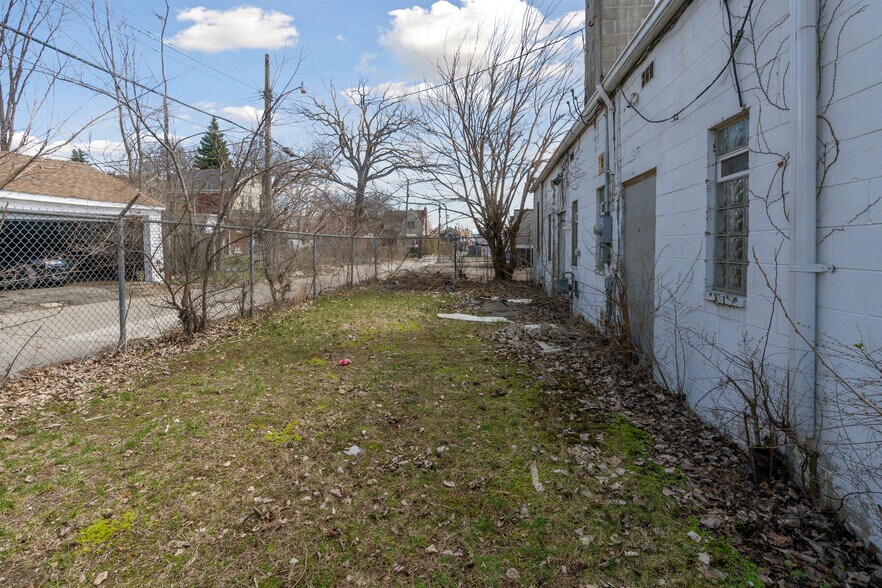 More Photos Of 13030 Puritan St, Detroit Office For Sale