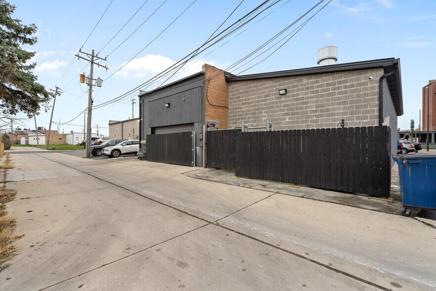 More Photos Of 5512 W 79th St, Burbank Storefront Retail Residential For Sale